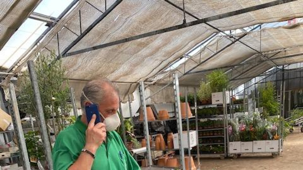 Un trabajador de Horticultura Bellmunt preparando un pedido.