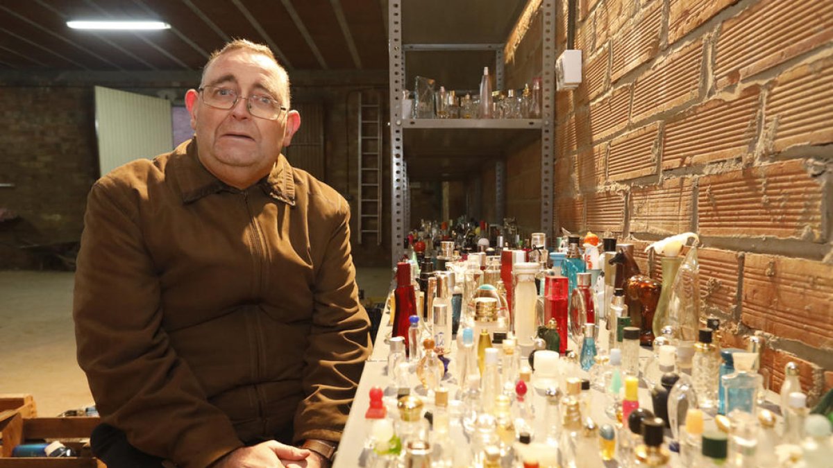 Ramon Ribé, al costat de part de la seua col·lecció.