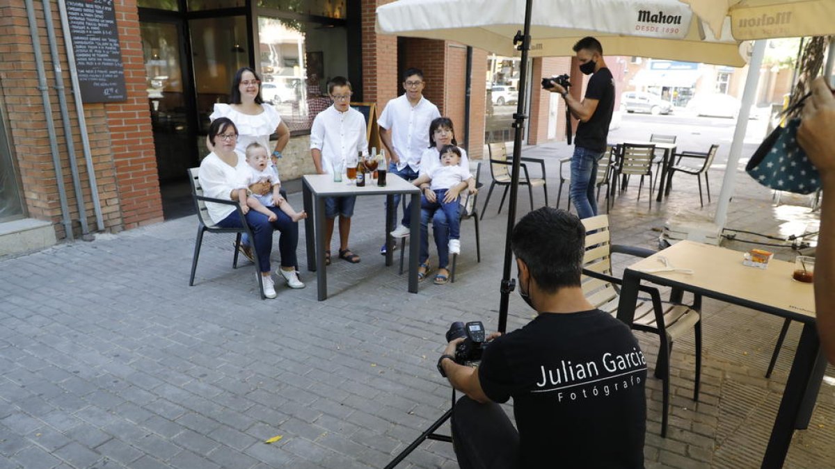 Usuaris de Down Lleida van posar ahir per al calendari de l’entitat al bar Can Rafa de Pardinyes, en una de les primeres sessions.