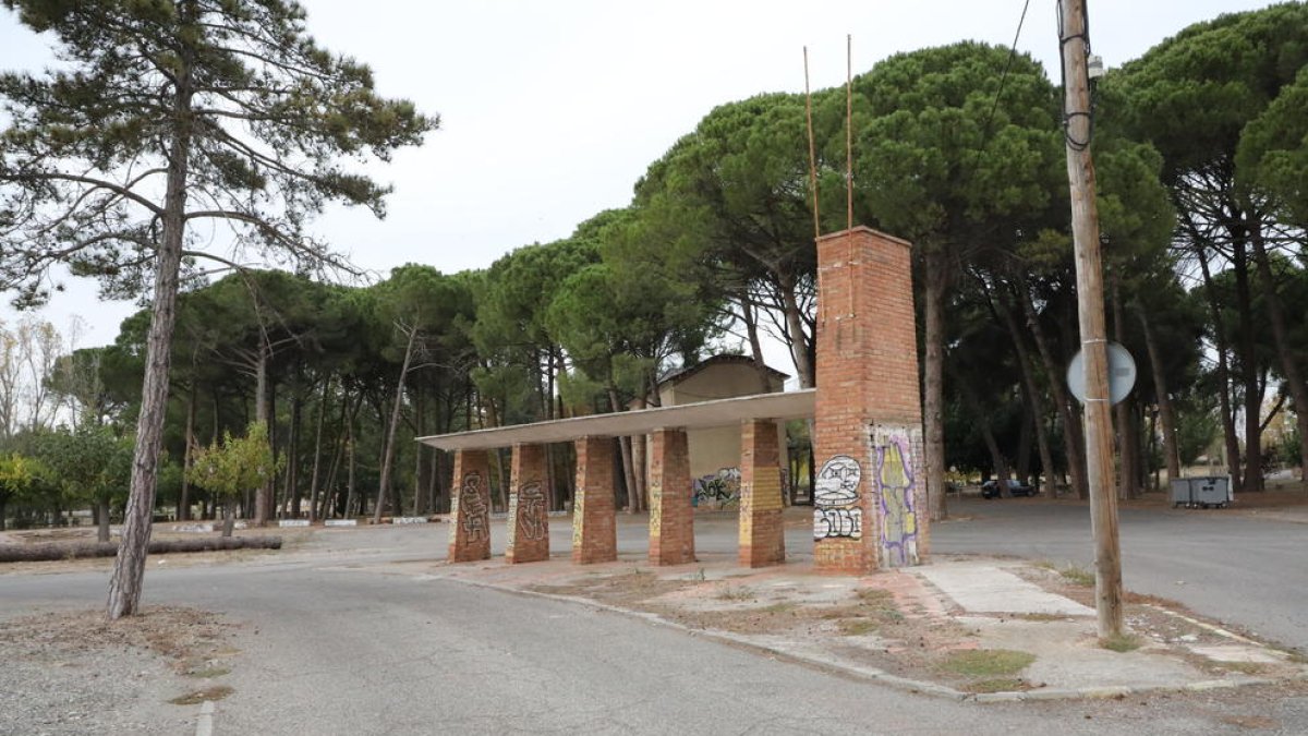 Un dels accessos al parc de les Basses d’Alpicat, que només manté operativa la zona de pícnic.