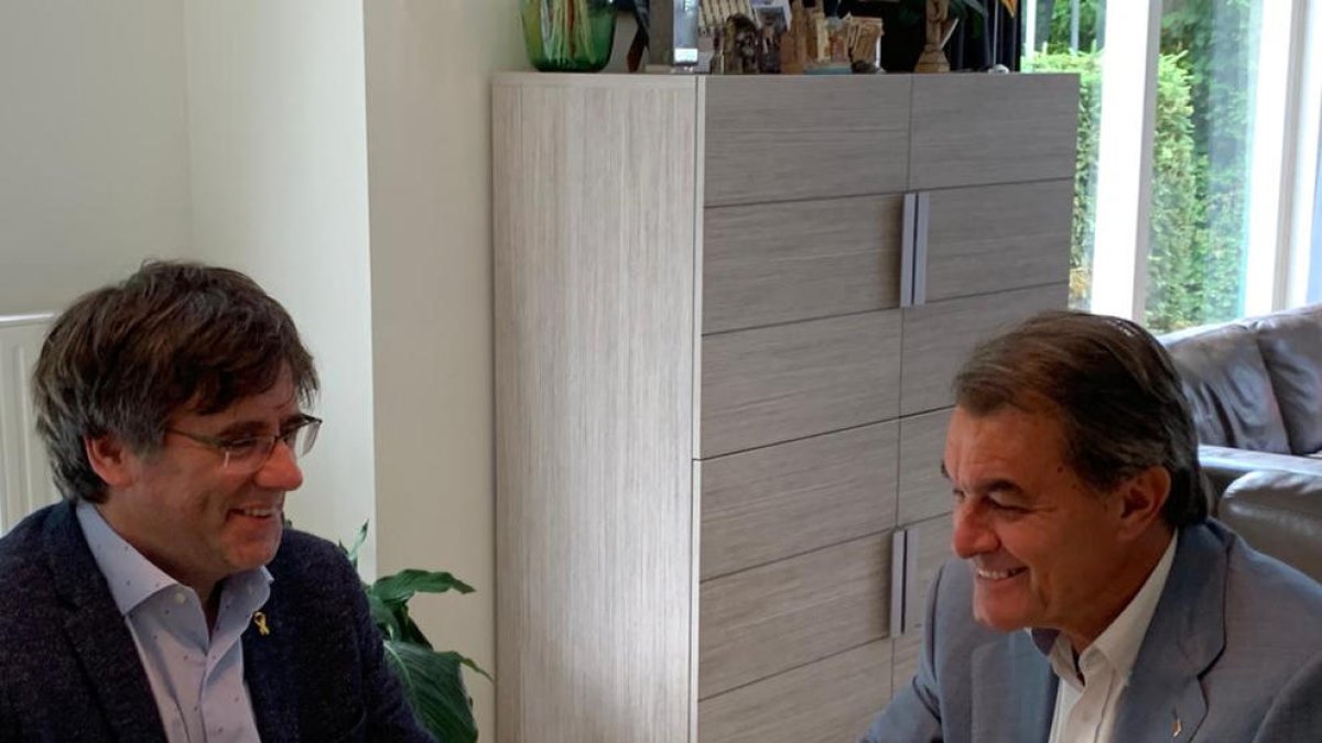 Carles Puigdemont i Artur Mas, ahir, durant la reunió que van mantenir a Waterloo.