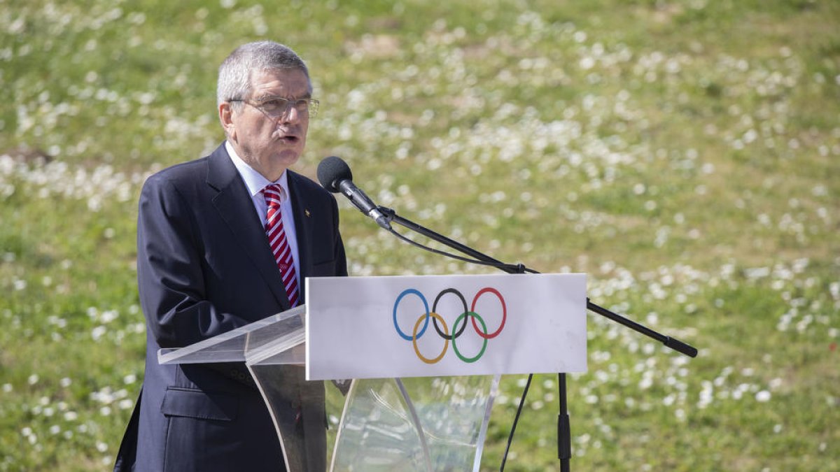 Thomas Bach, presidente del COI, durante la ceremonia de encendido de la llama olímpica en Grecia.