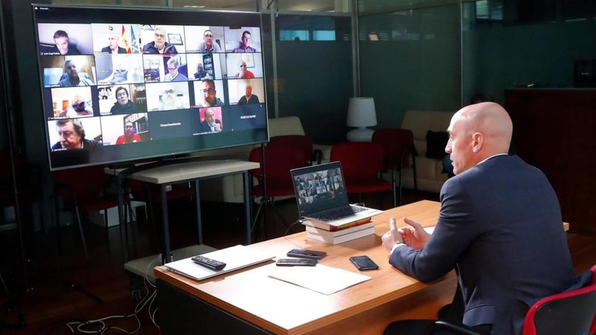 El president de la Reial Federació Espanyola de Futbol, Luis Rubiales, conversa per videoconferència amb els presidents de les territorials.