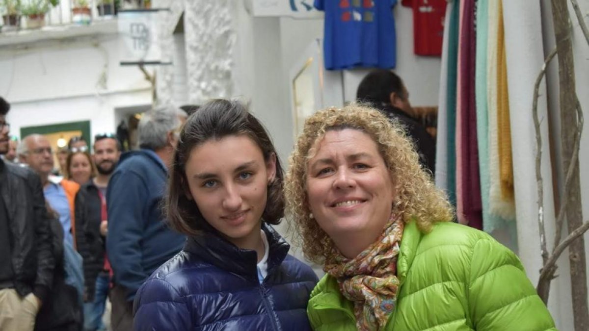 Marta Llorens, de 18 anys i que pateix la síndrome de Phelan-McDermid, amb la seua mare.