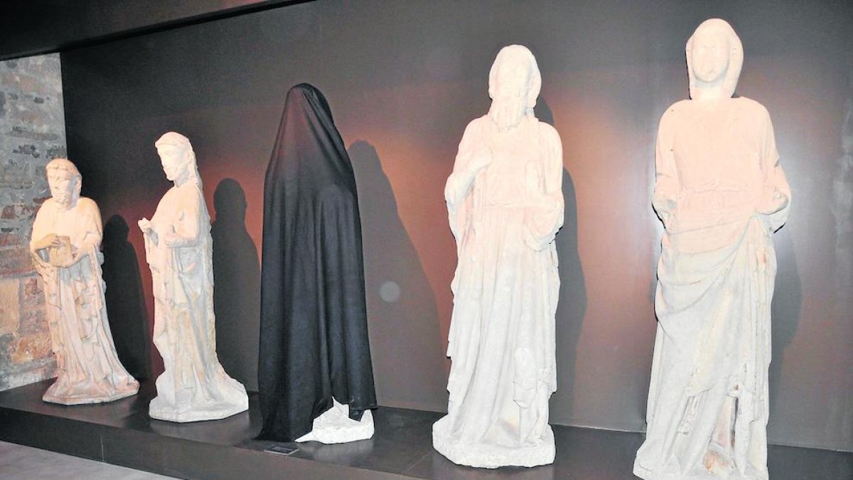 Una de las emblemáticas esculturas góticas del Museu de Tàrrega, cubierta con un velo negro.