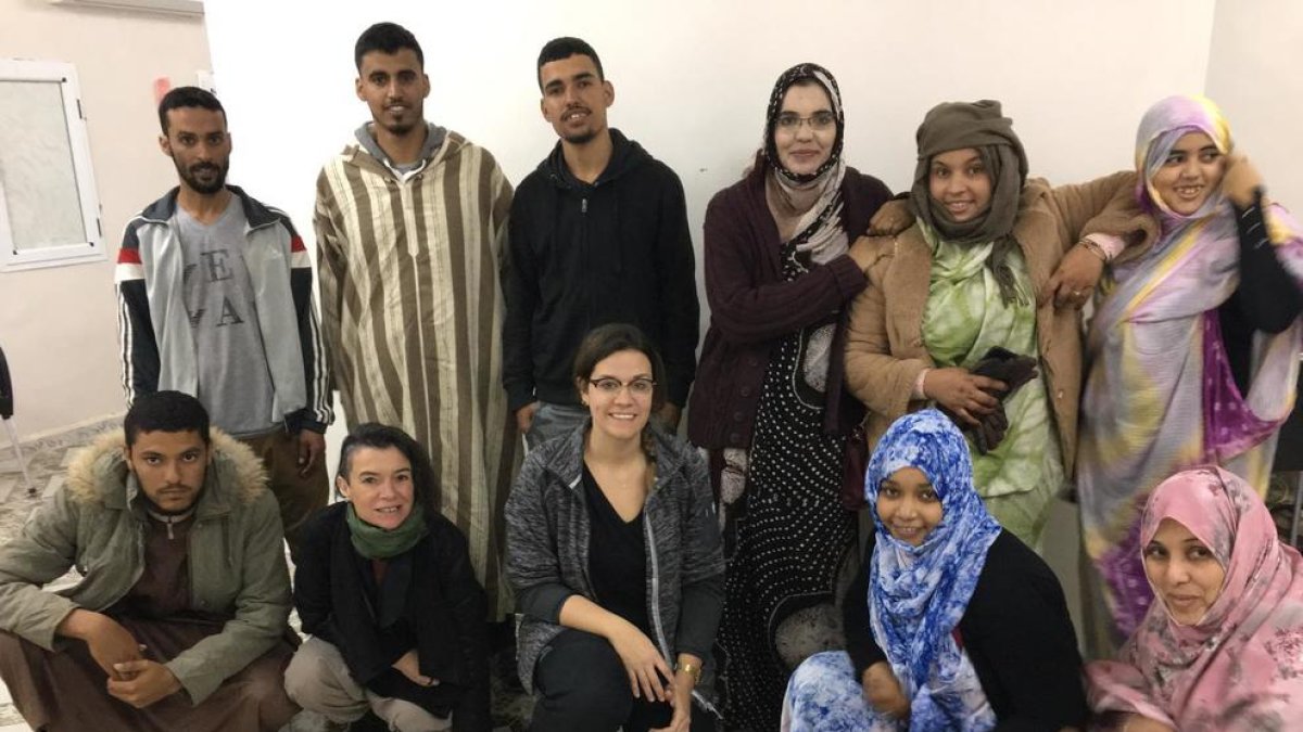 Las profesoras de la UdL, con los estudiantes.
