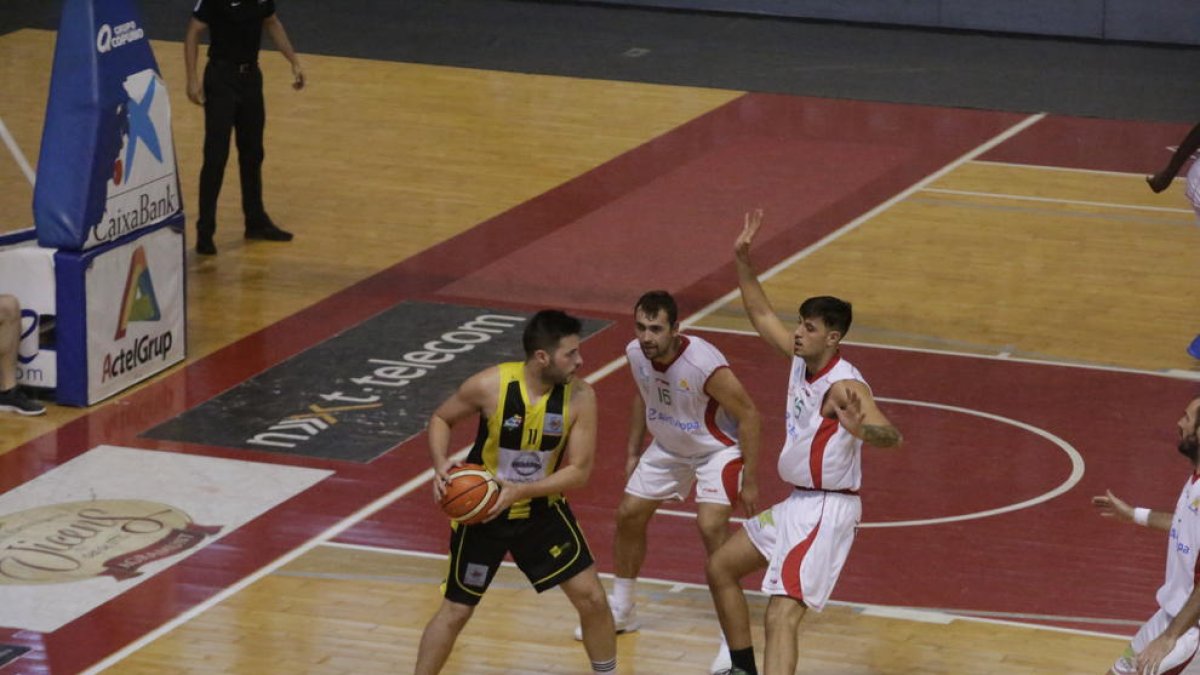 Una jugada del partit d’ahir entre el Pardinyes i el Palma.