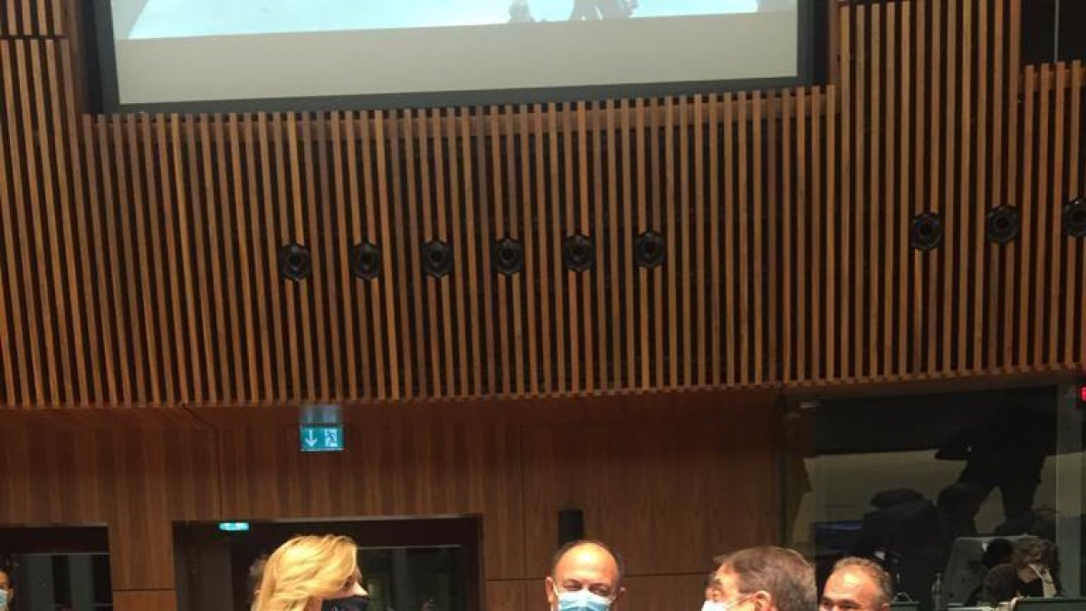 El ministre Planas (d), poc abans de l’acord sobre la nova PAC.