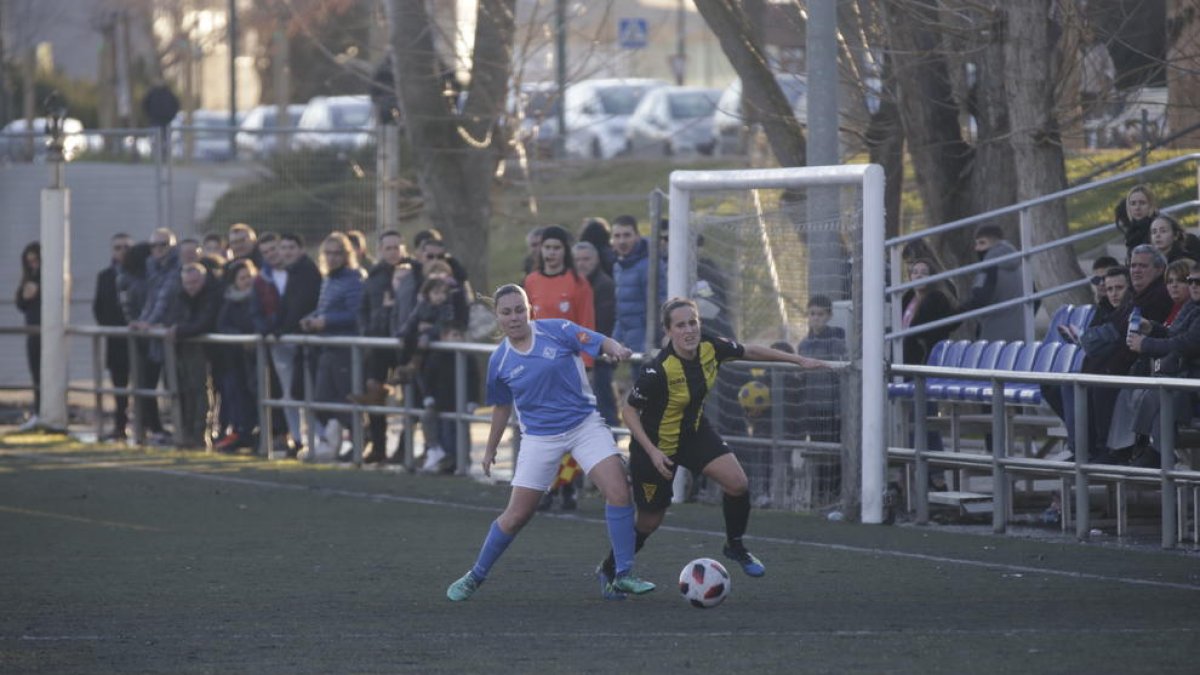 Una jugada del derbi disputado ayer entre el Pardinyes y el AEM.
