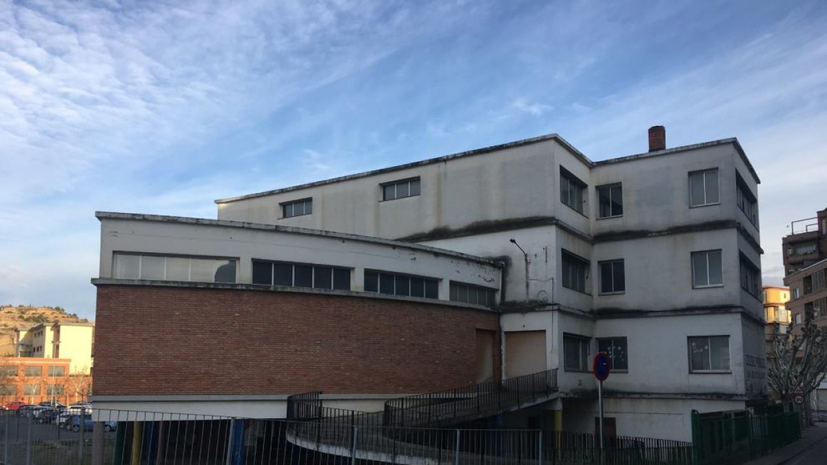 Edificio del antiguo colegio San José de Calasanz de Fraga.