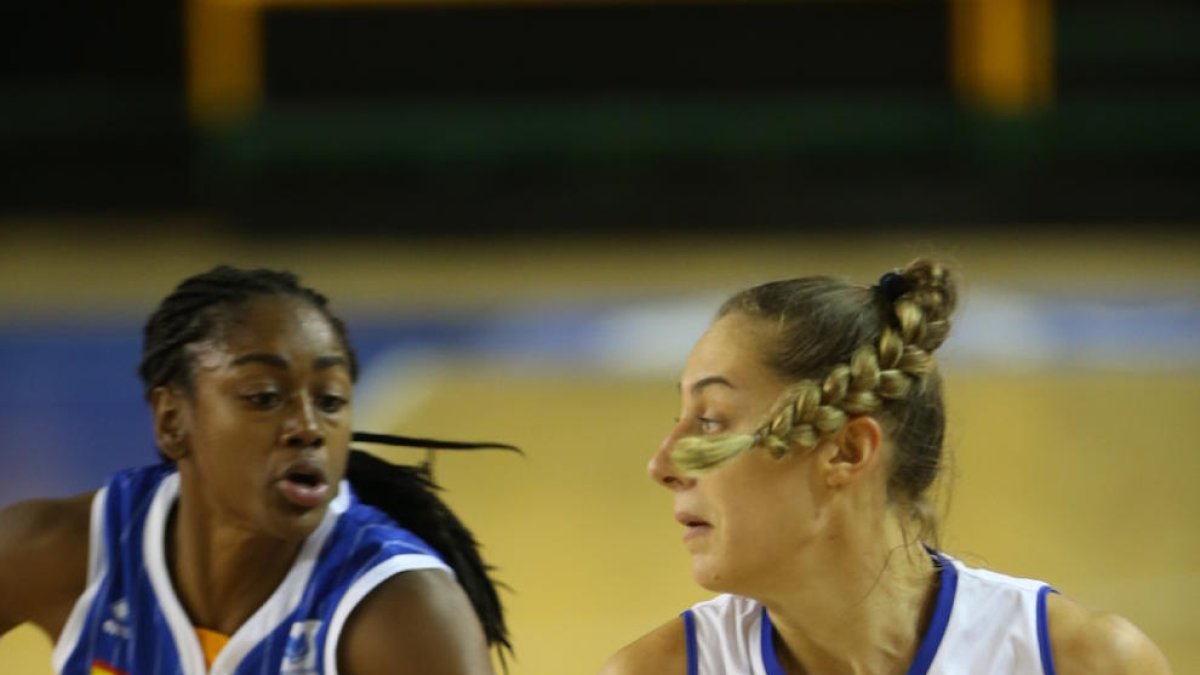 Ariadna Pujol defensa un llançament de Marica Gajic.