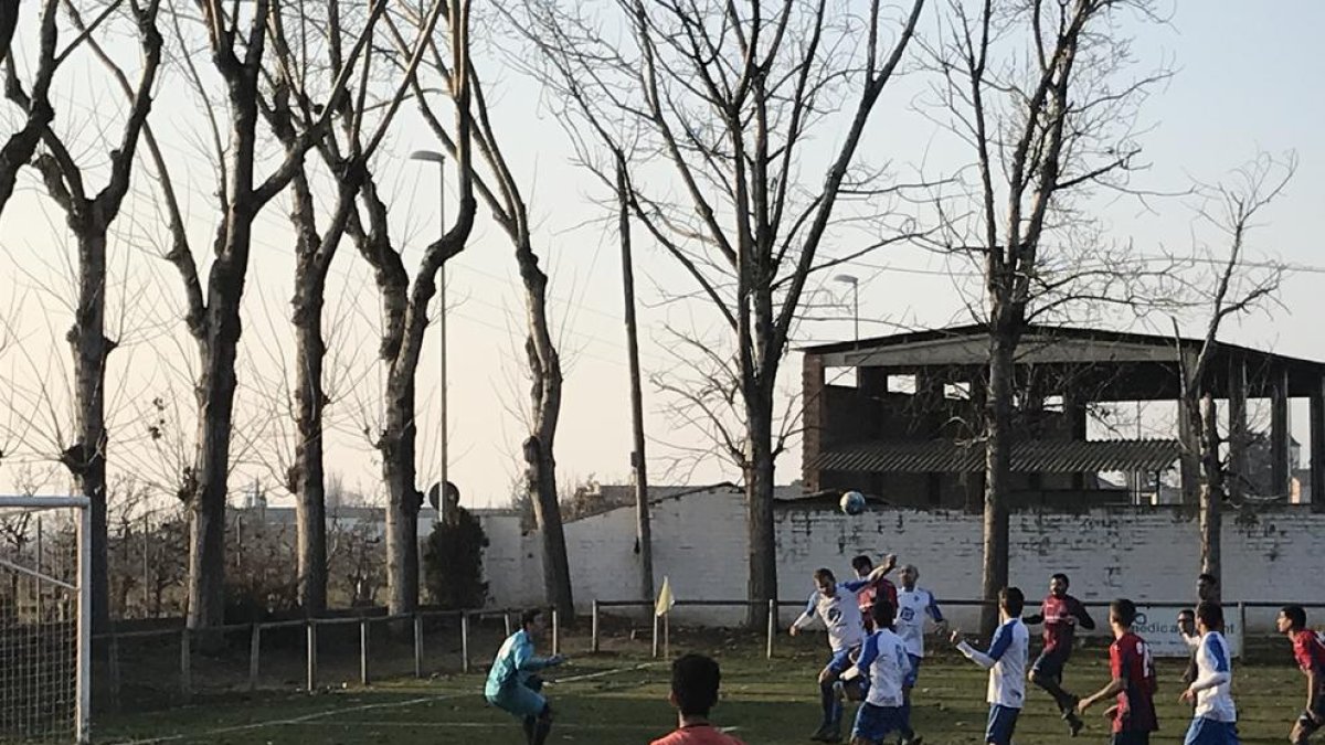 Una jugada del duel d’ahir entre la Fuliola i el Castelldans.