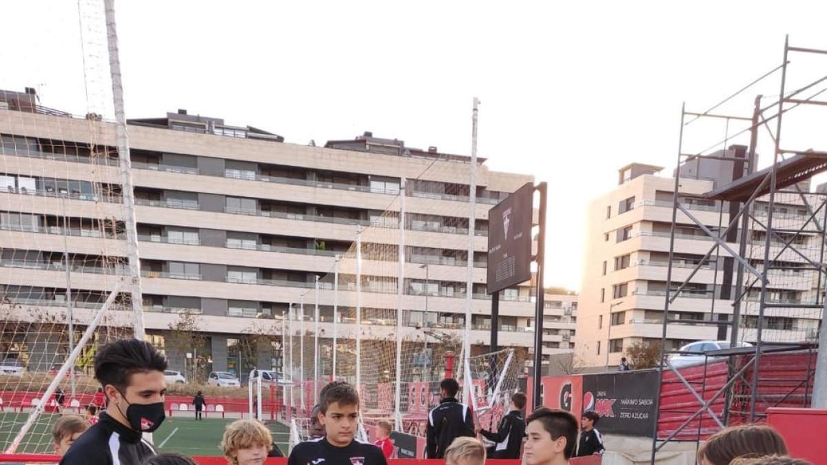 Un entrenador del Atlètic Segre dando una charla en inglés a sus jugadores. Derecha, jugadoras del Club Bàsquet Lleida.