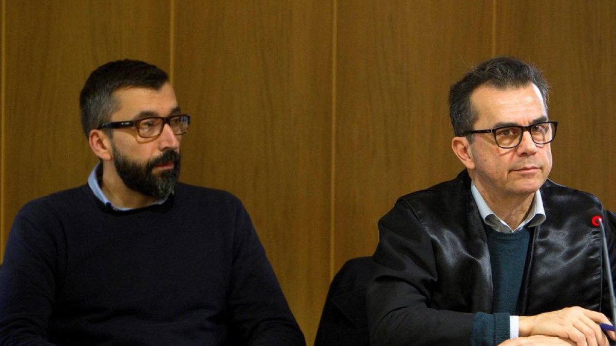 El acusado, Cesar Adrio (izquierda), junto a su abogado en el juicio.