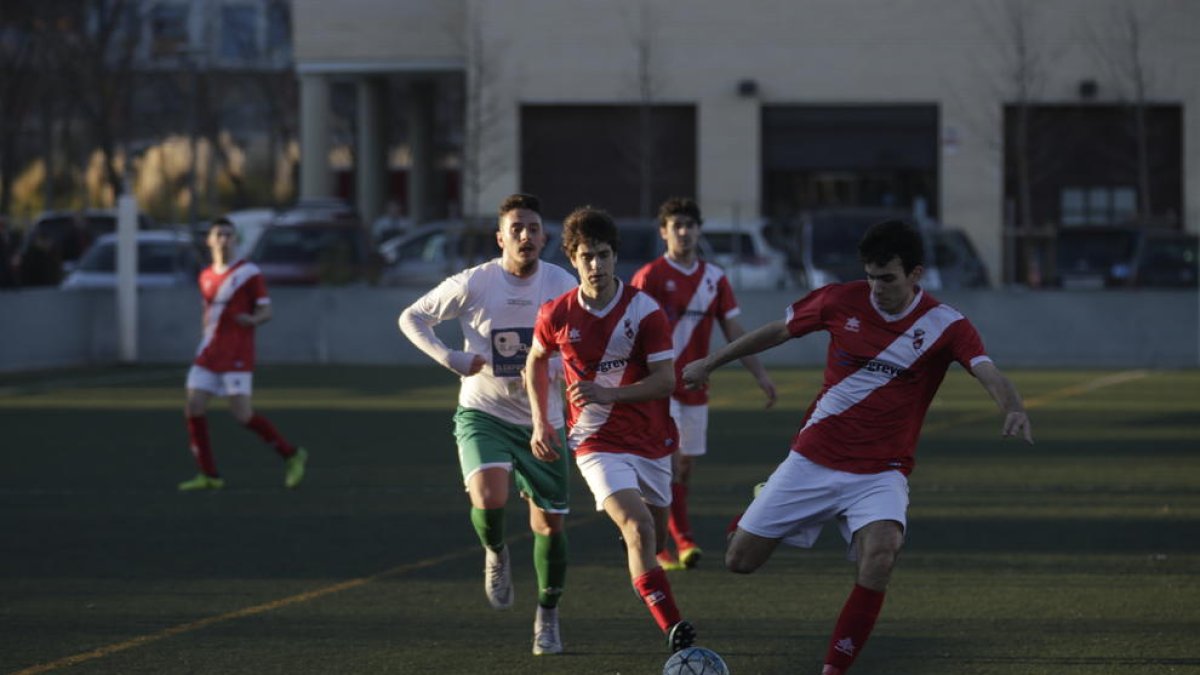 Un jugador del Artesa de Segre se prepara para golpear el balón.