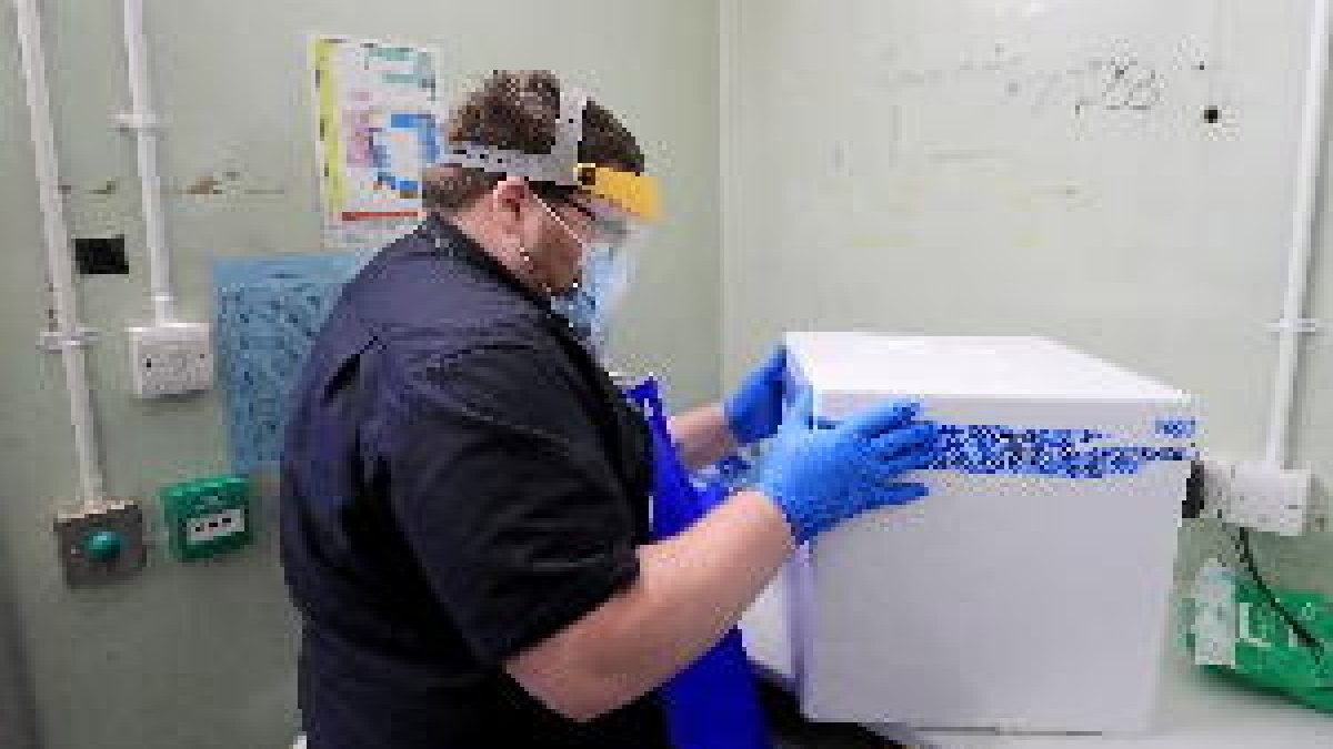 Científicos británicos investigan si la nueva cepa contagia más a los niños