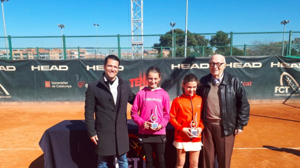 Meritxell Teixidó, la segunda por la izquierda, con el trofeo.