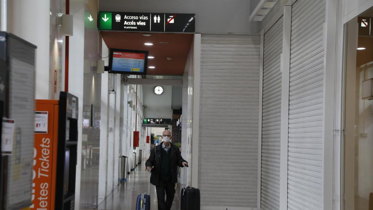 Un viajero con mascarilla por la estación Lleida-Pirineus ayer.