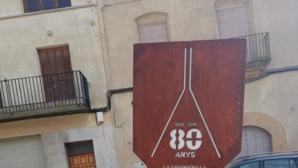 La ubicació de l’escultura fins dissabte a la plaça de la Granadella i l’actual, en un racó.