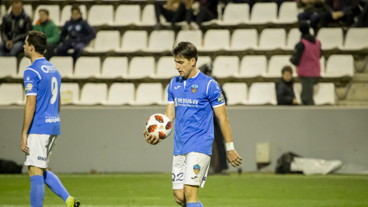 Momento de tensión cuando Juanto tomó el balón para lanzar el penalti, mientras que Pedro Martín, que debía tirarlo, se marcha enfadado.