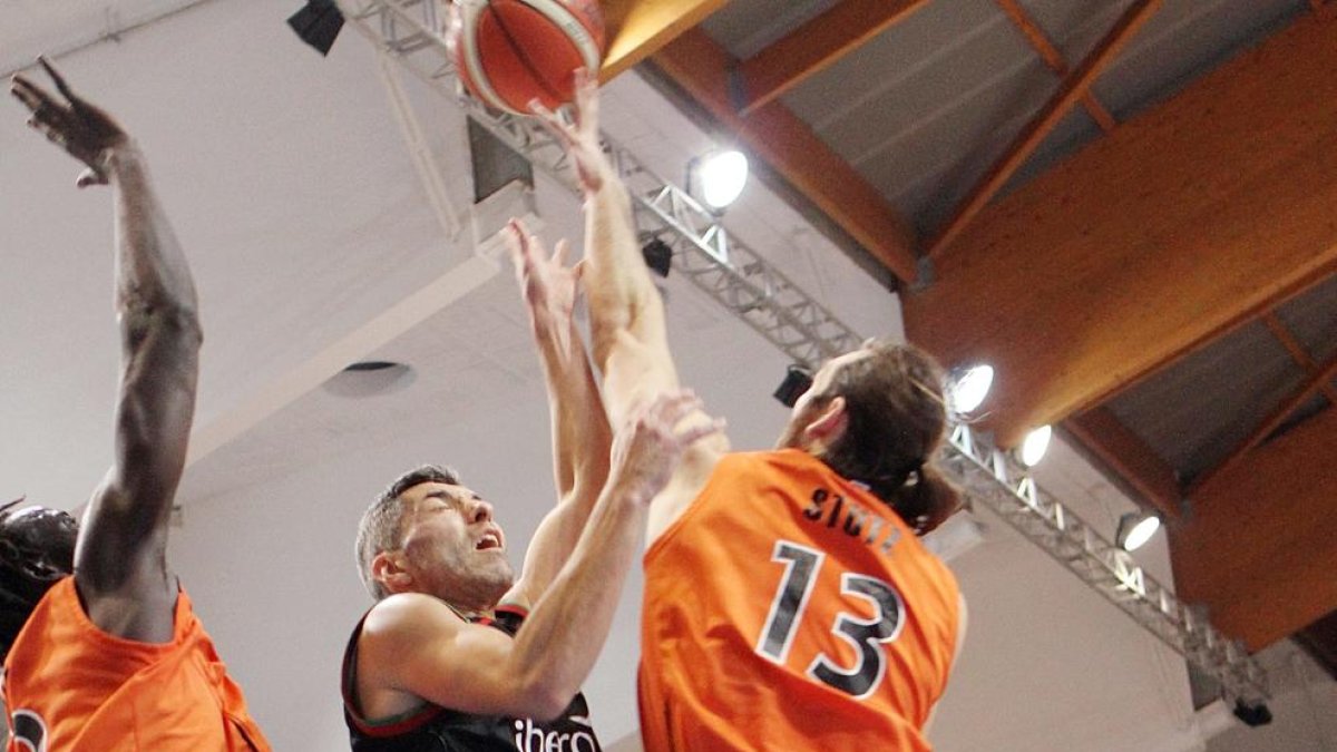 Stutz intenta frenar un rival, en una acció del partit d’ahir a Palma.