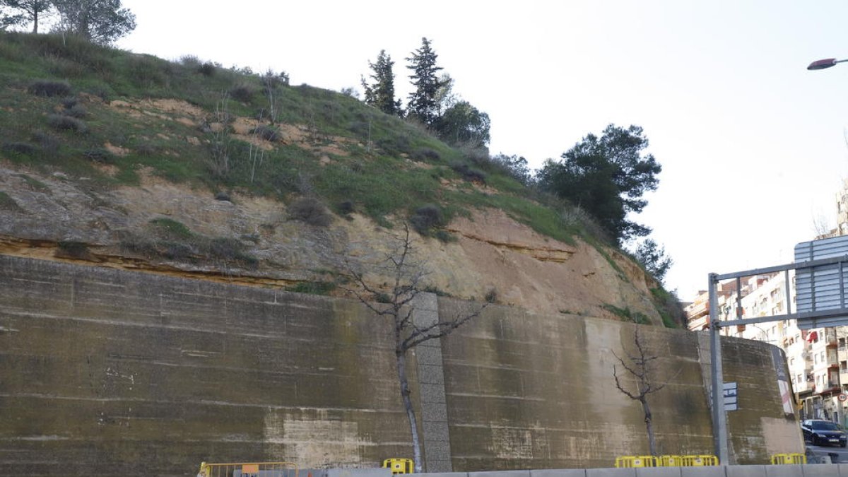 Imagen de ayer del tramo de acera y del carril cortado de la calle Cos-Gayón frente al talud de Gardeny.