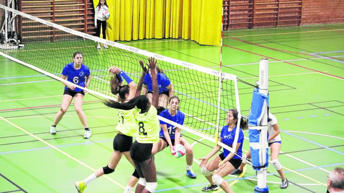 Una acción del partido disputado anoche en el pabellón Joan Oró.