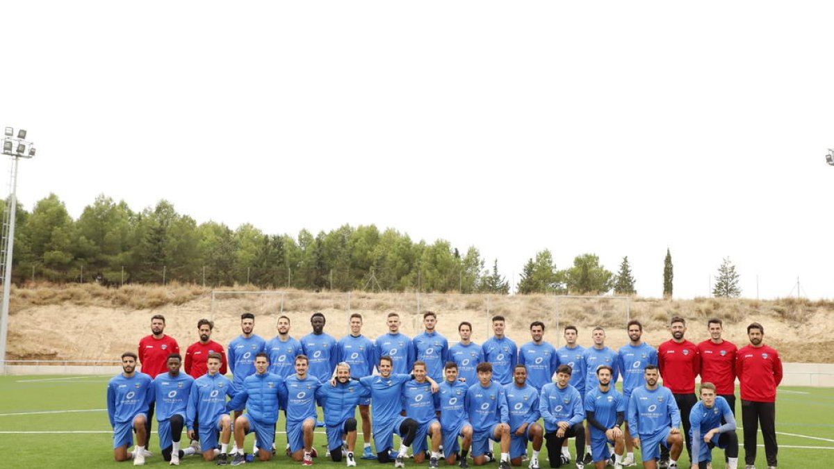 Sesión de fotos del Lleida Esportiu en el campo del Alcoletge