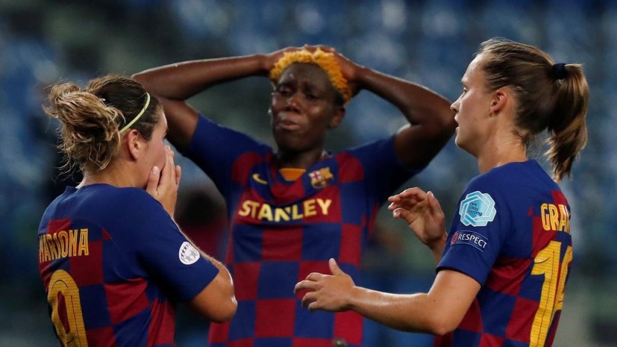 Mariona Caldentey, Oshoala i Carolina Graham Hansen es mostren abatudes després de l’eliminació.