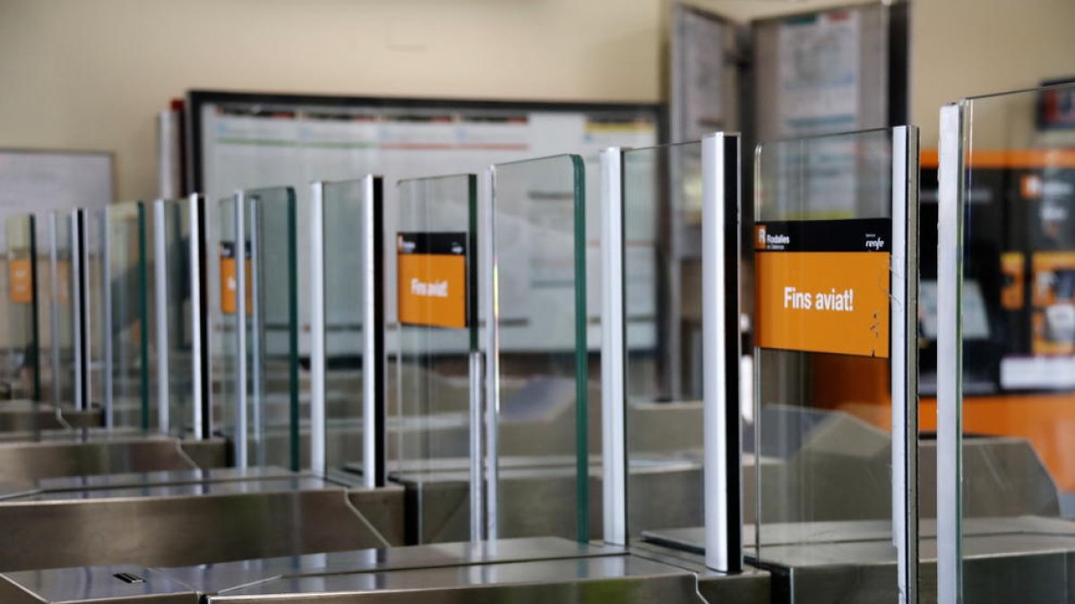 Els trens de Rodalies van funcionar amb normalitat les primeres hores. Vueling va cancel·lar 36 vols a l’aeroport del Prat.