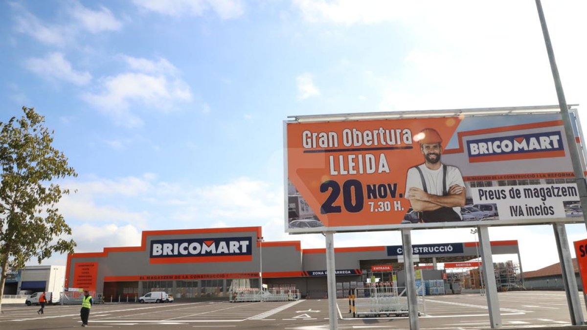 Exterior del magatzem Bricomart, ahir al matí