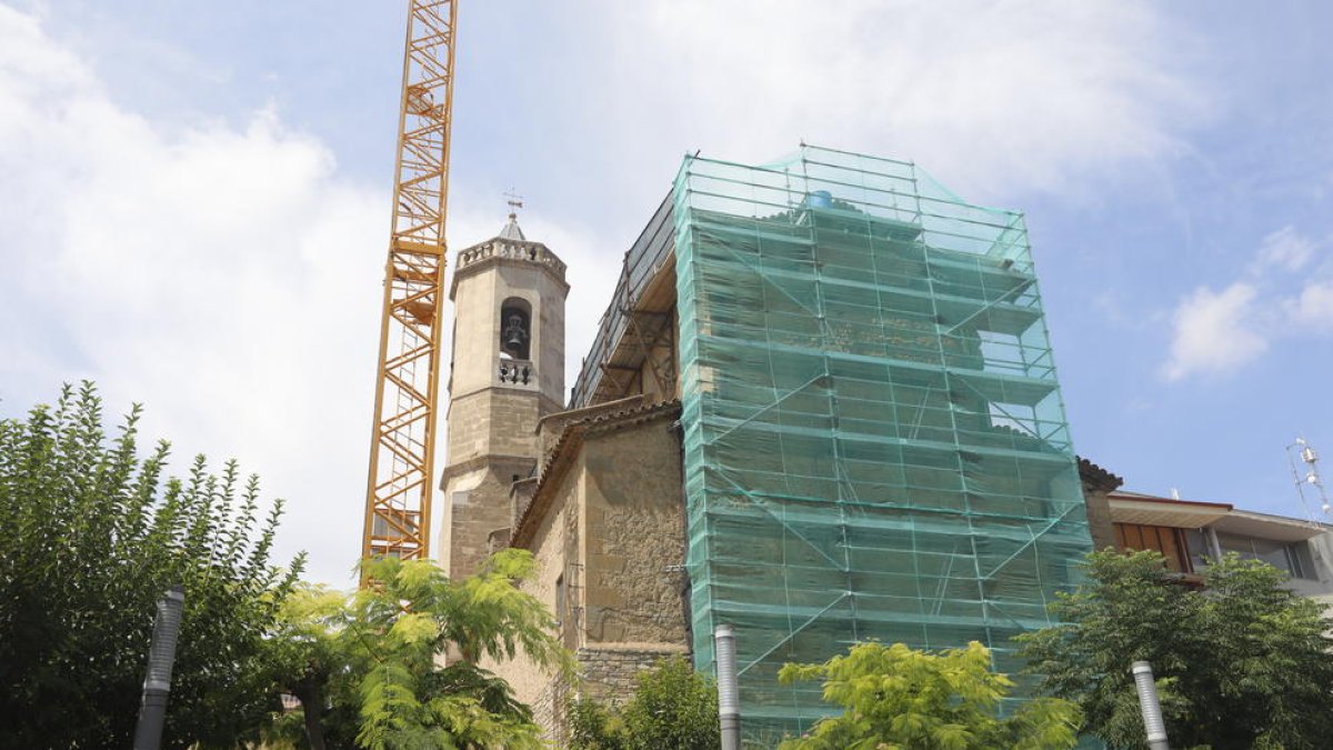 La bastida i la gran grua instal·lades per reparar la teulada de l’església d’Alpicat.