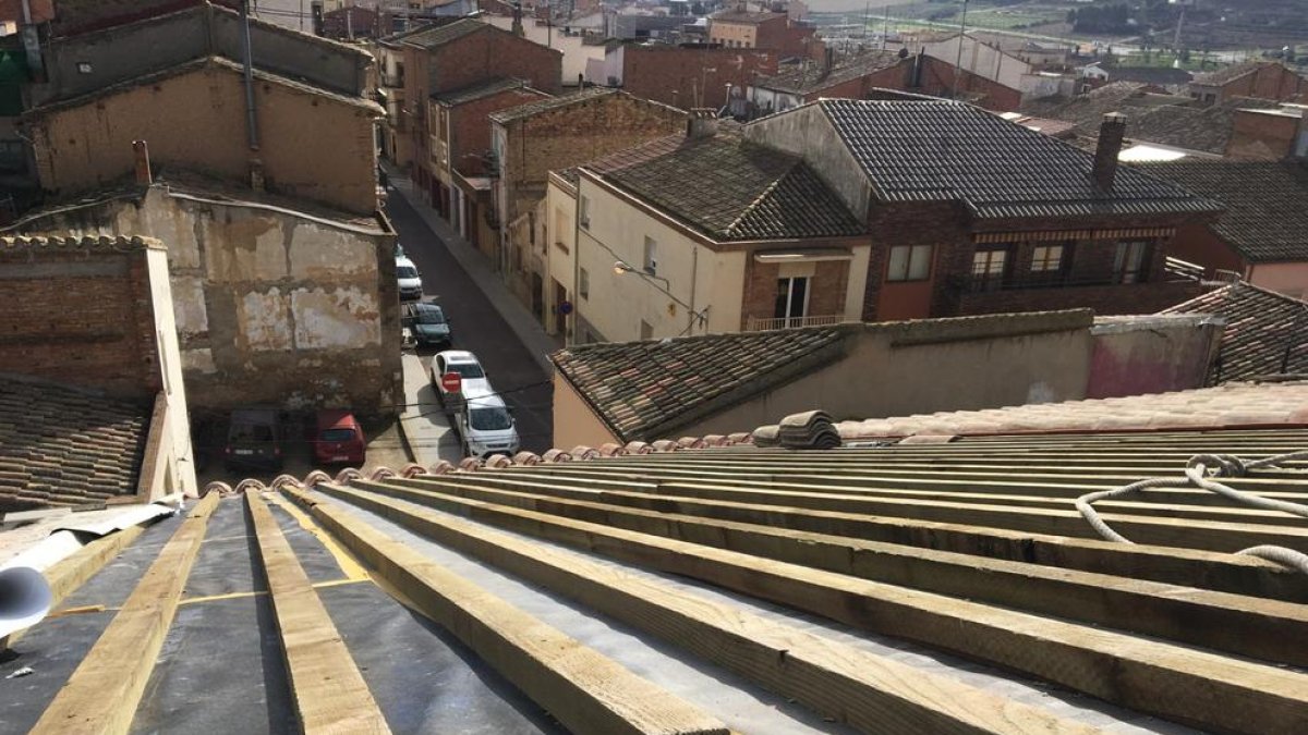 Les obres de muntatge de l’estructura on s’han col·locat les teules de l’església d’Almacelles.