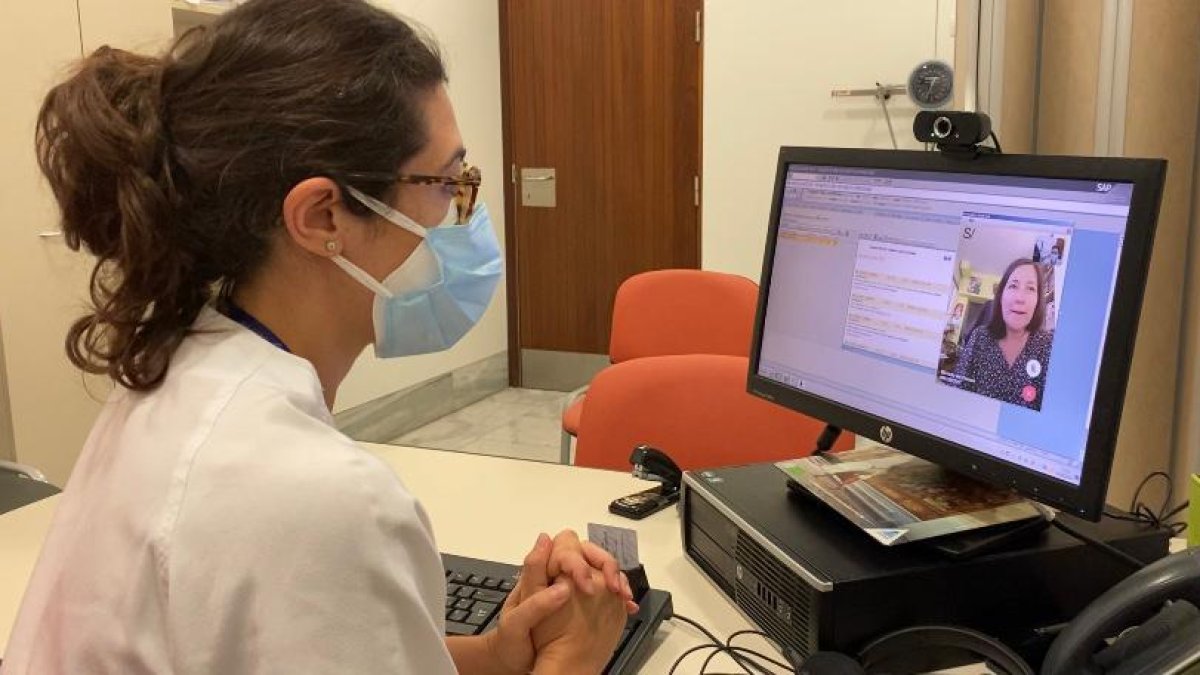 Una médica atiende a una paciente con el nuevo programa.
