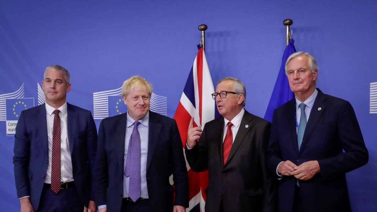 Stephen Barclay, Boris Johnson, Jean-Claude Juncker y Michel Barnier en Bruselas.