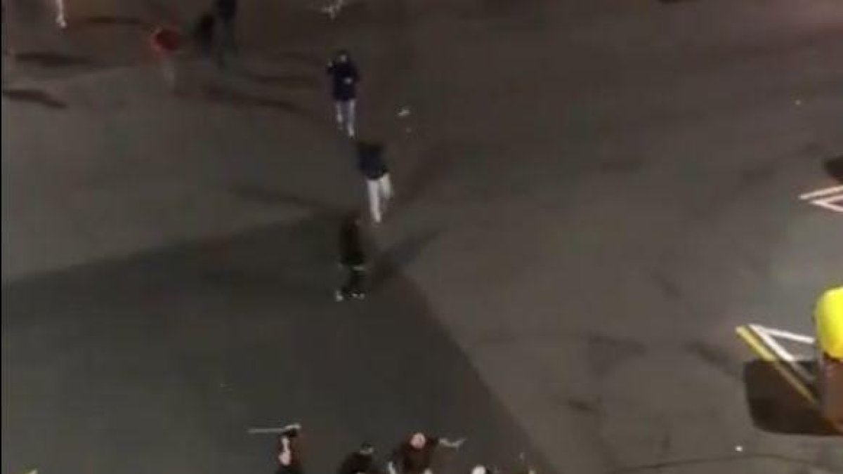 Moment de l’agressió d’un grup ultra a un jove antifeixista.