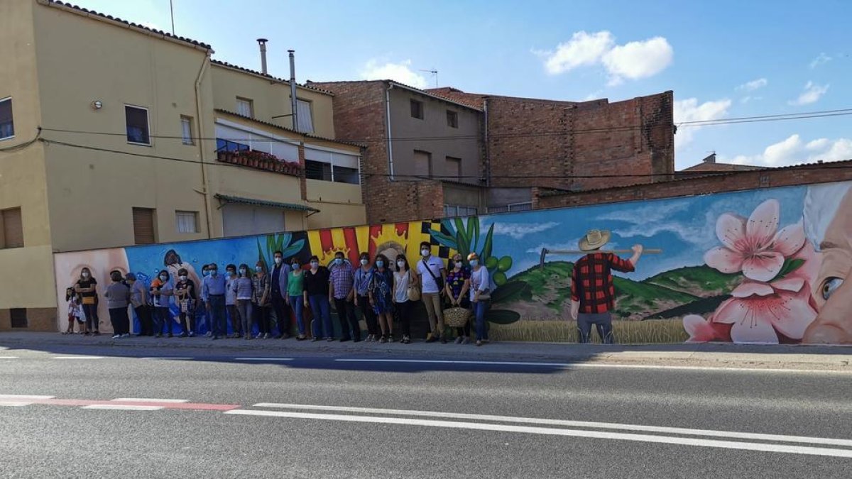 El acto de inauguración del mural de Castelló, durante el que se recordó al médico Albert Coll.
