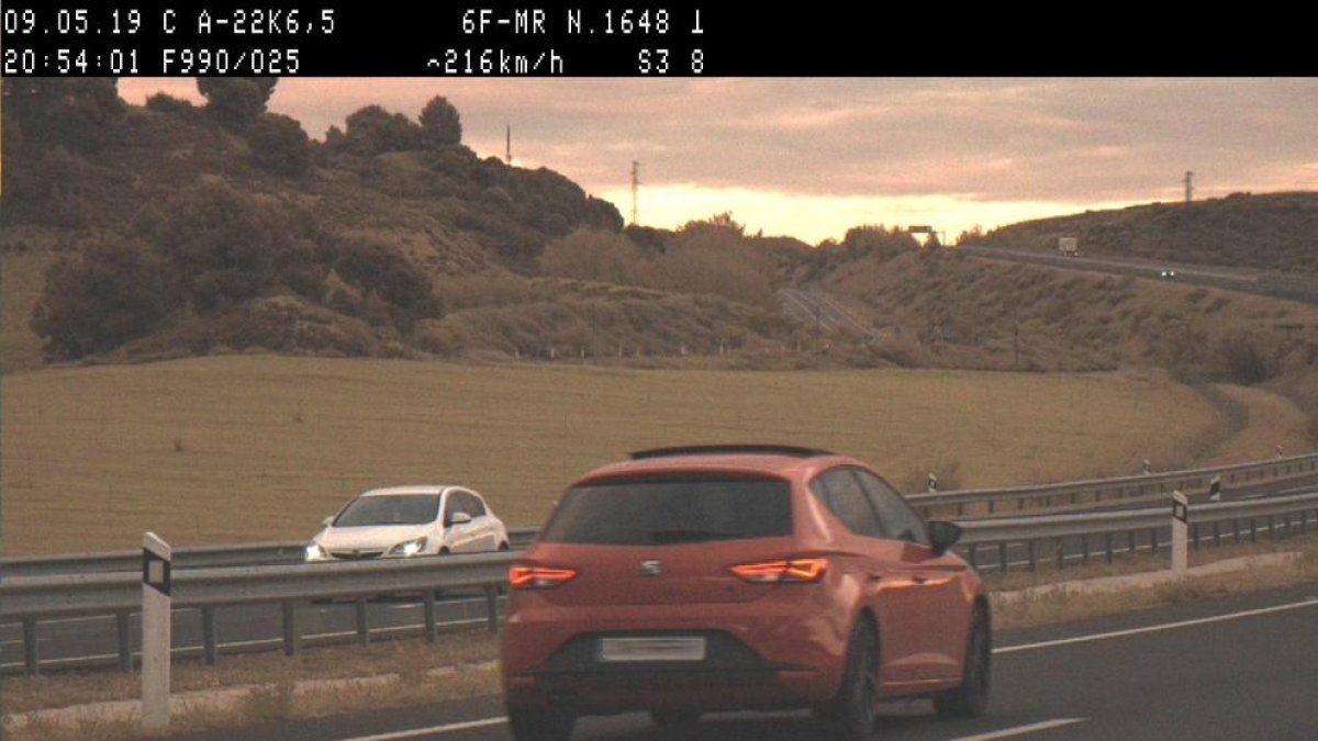 Imagen del vehículo circulando a 216 km/h por la A-22