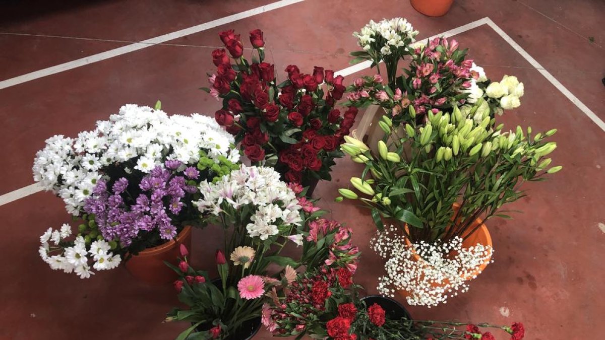 Una floristeria d'Oliana sorprèn els veïns deixant rams de flors a les seues portes