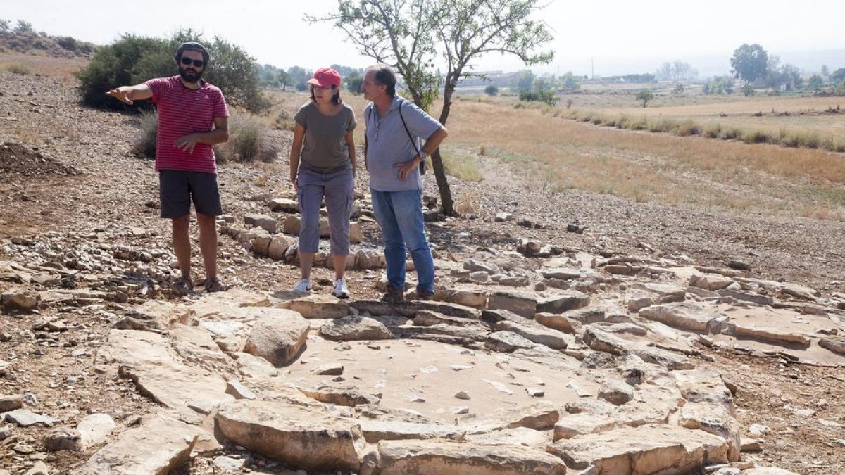 Responsables de l’excavació, davant d’un dels túmuls de la necròpolis d’Almenara, a Agramunt.