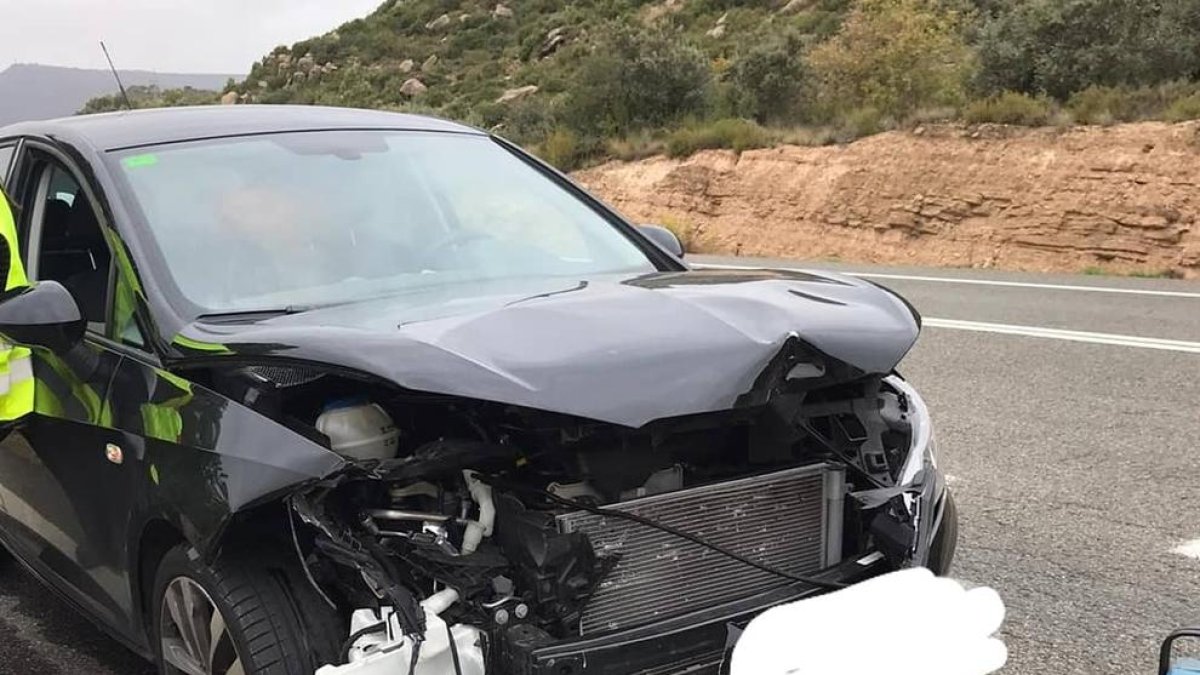 Dos heridos al chocar un turismo contra un ciervo en Oliola