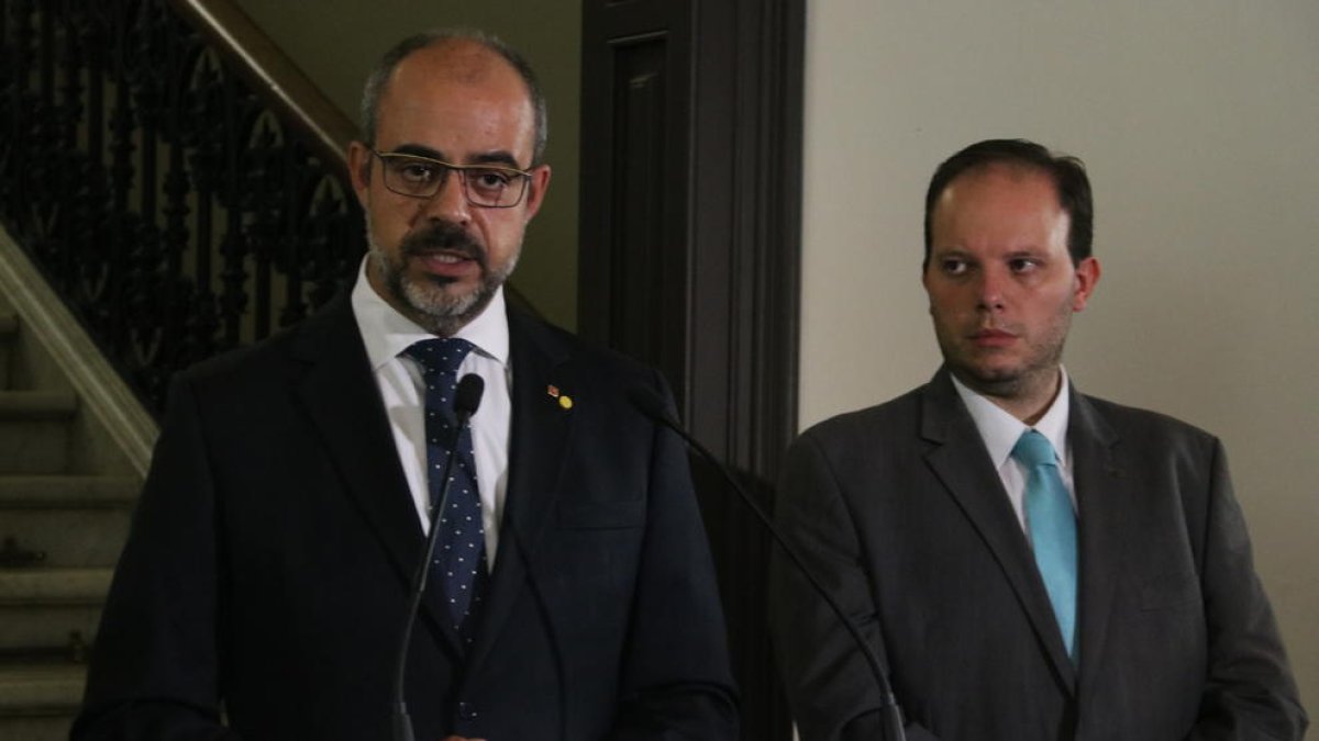 El conseller de Interior, Miquel Buch, junto al director de los Mossos, Pere Ferrer.