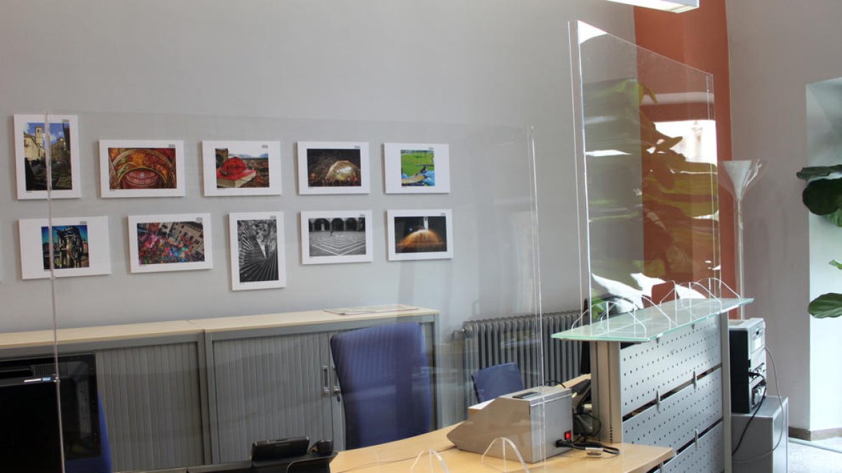 Mampares de seguretat instal·lades a l’OAC de Tàrrega.