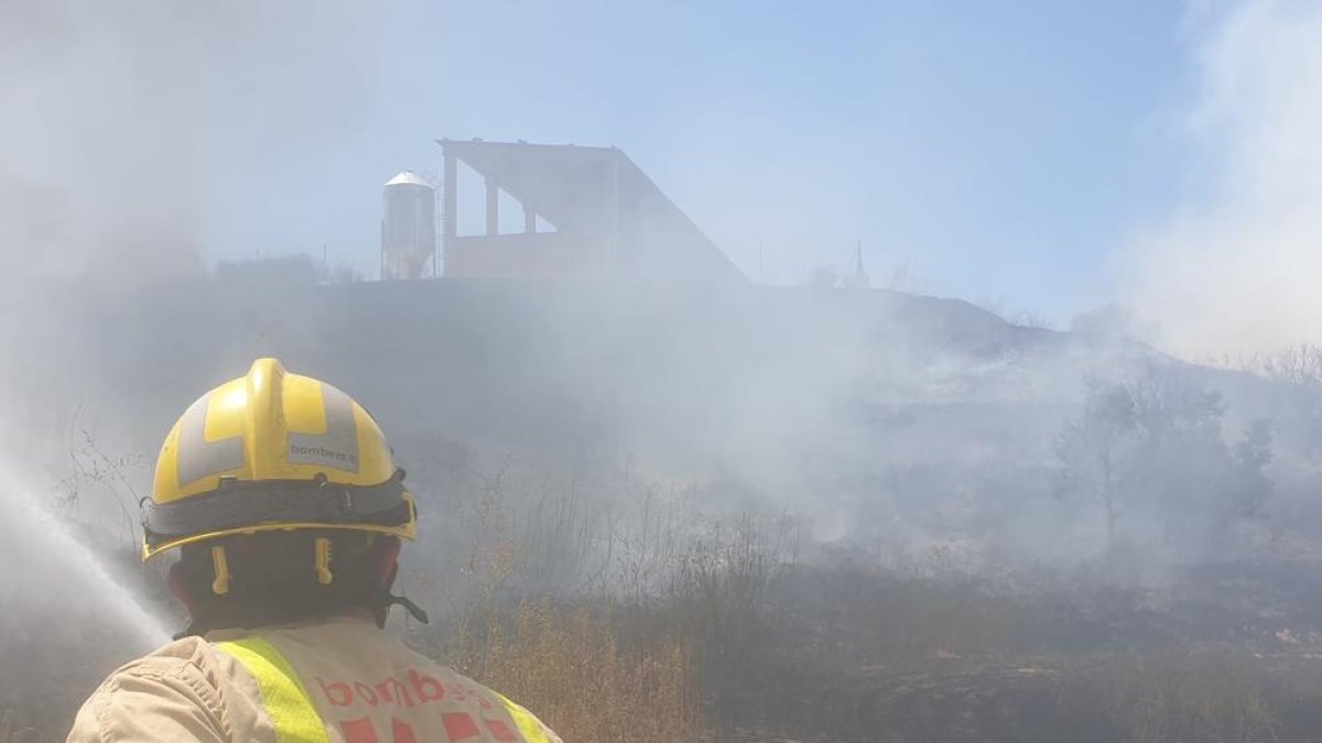 El foc va arribar fins als voltants d’una granja.