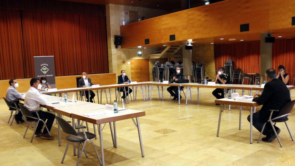 La junta local de seguridad de Alcarràs se celebró en ‘El Casino’ para poder mantener la distancia social.