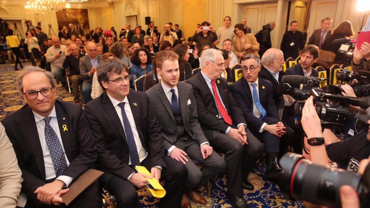 Torra i Puigdemont, ahir, minuts abans de començar la seua conferència a Brussel·les.