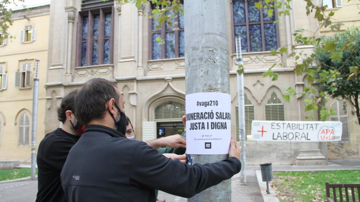 El moment en què penjaven cartells i pancartes davant el Rectorat de la UdL.
