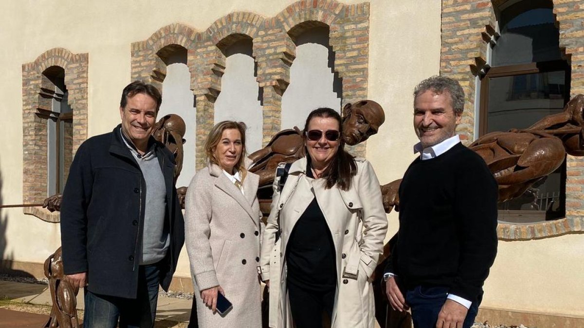 Chillida Belzunce (dreta), ahir davant una de les escultures de l’Almaparc d’Almacelles.