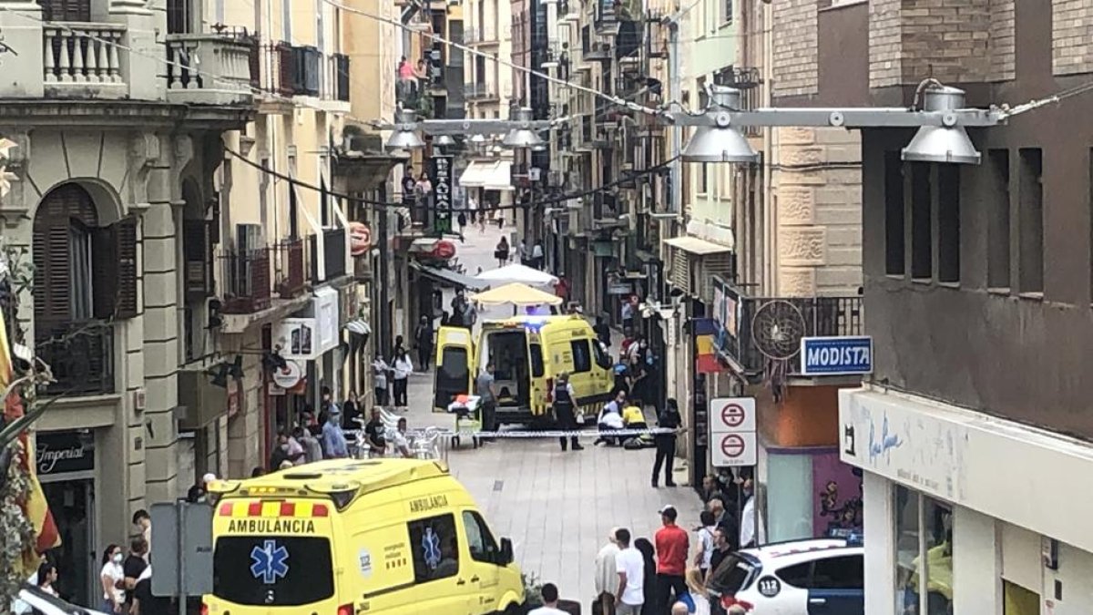 Molt greu un home al caure d'un balcó al carrer del Carme
