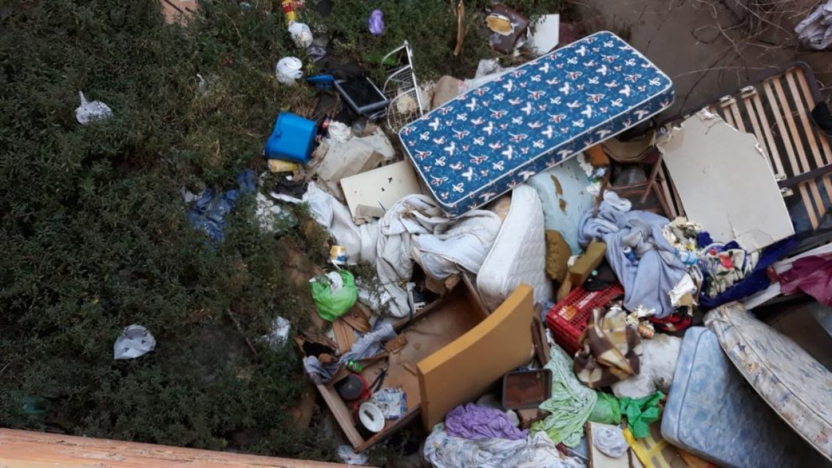 Imagen de todos los escombros en el solar de Pau Claris.